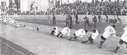 Zu den beliebtesten früheren Sportarten gehörte das Tauziehen, hier die englische Siegermannschaft in London 1908.