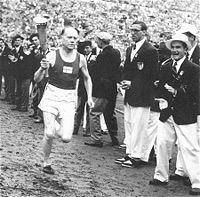 Bei der Eröffnung der olmpischen Spiele in Helsinki brachte Paavo Nurmi die olympische Fackel ins Stadion.