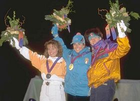 Martina Ertl (Silber), Deborah Compagnoni (Gold) und Vreni Schneider (Bronze) bei der Siegerehrung im Riesenslalom bei den Olympischen Spielen in Lillehammer.