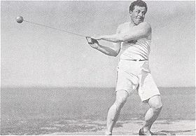 John Flanagan, der beste Hammerwerfer um die Jahrhundertwende, siegreich bei den olympischen Spielen in den Jahren 1900, 1904 und 1908.