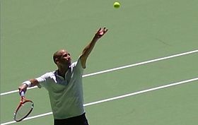 Andre Agassi beim Aufschlag