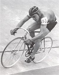 Der italienische Bahnradsportler Sacchi in Helsinki 1952 auf dem Weg zur Goldmedaille.