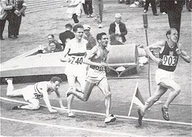 Von rechts: Emil Zatopek, Alain Mimoun, Herbert Schade und Chataway (stürzend) beim Zieleinlauf im 5000-m-Finale von Helsinki 1952.