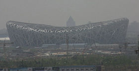 Das Pekinger Nationalstadion im Dunst